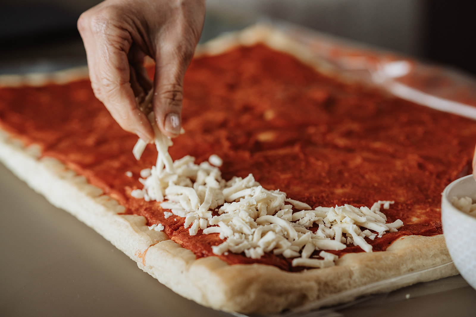 Base pizza in teglia con pomodoro